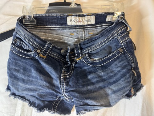 BKE Stella Shorts Damen 25 blau distressed abgeschnitten niedriger Bund schmal gerollter Bündchen