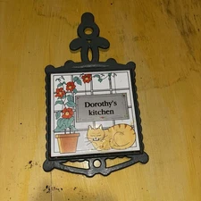 VTG Cast Iron Trivet Dorothy’s Kitchen Cat Tile Farmhouse Cottage Grandma Core