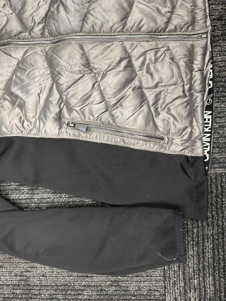 Calvin Klein Women's Packable Puffer Vest M Lightweight Full Zip Super Soft - Image 3 of 4