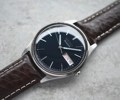 März 1994 Seiko Herrenuhr Quarz Tag Datum blaues Ziffernblatt Stahl Leder