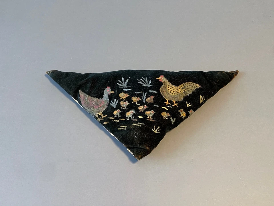 Antique Hand Painted Velvet Pin Cushion Chickens Chicks Folk Art Sewing - Image 3 of 4
