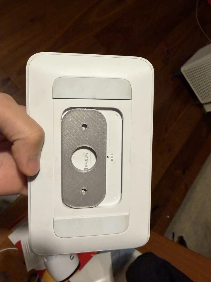 Ubiquiti Unifi USW-Lite-8-PoE 8-Port Gigabit PoE Network Switch-mint - Image 2 of 2