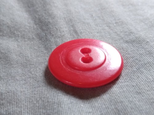Vintage Ornate Red Plastic Button. - Picture 11 of 12
