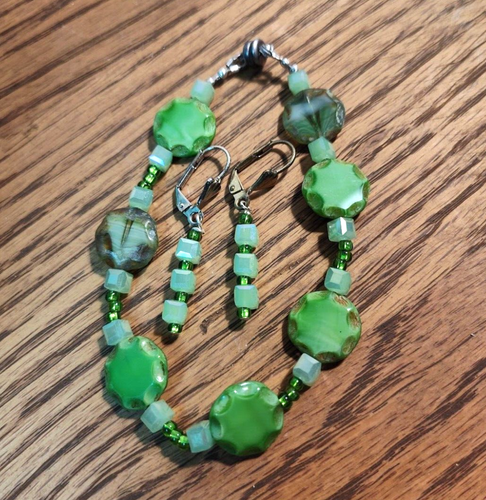 Vtg 4 Pc Set Green Beaded Necklace Bracelet & Clip on Earrings - Picture 3 of 6