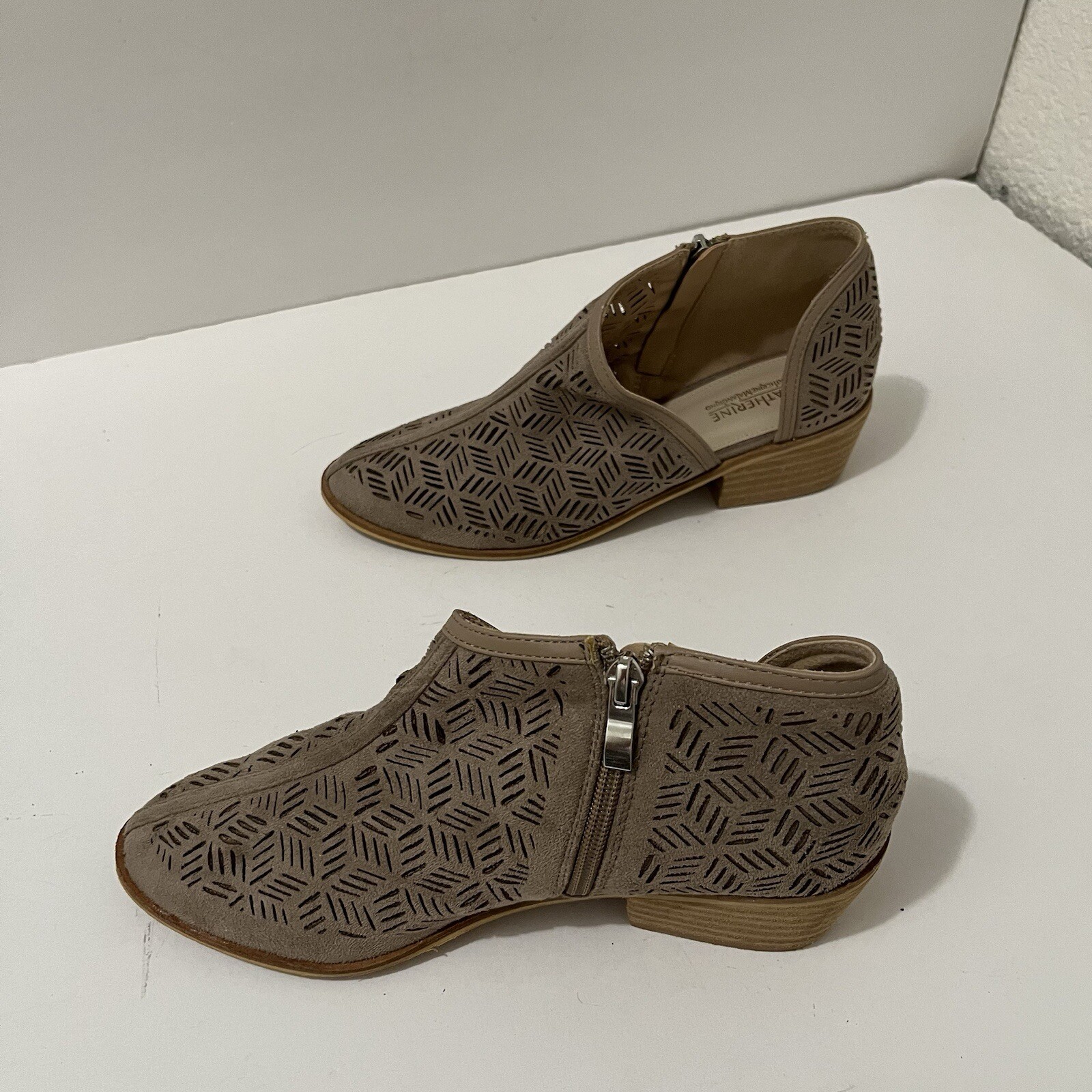 APL Stivaletti Catherine Malandrino taglio fiocco zip laterale marrone tacco donna taglia 7