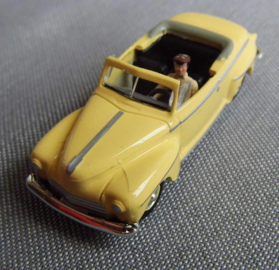 Ford Deluxe Convertible, mit Fahrer  -   von Woodland - 1:87