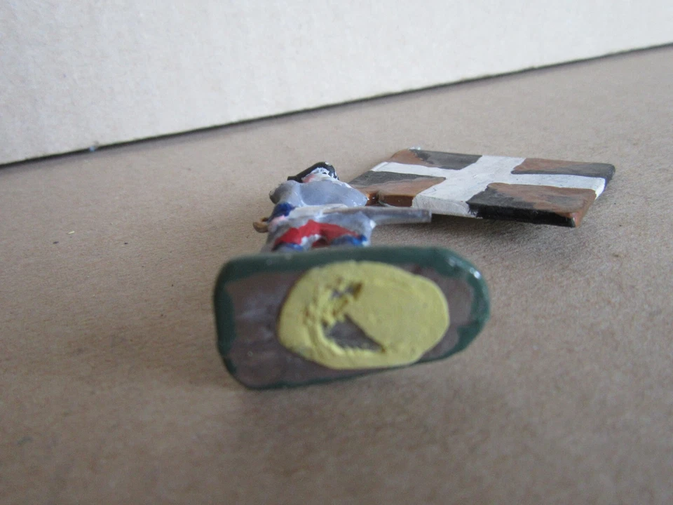 C302 Plat D'Etain Soldat Porte Drapeau Rgt Ile de France XVIII Siècle H 4.6 cm - Photo 3/3