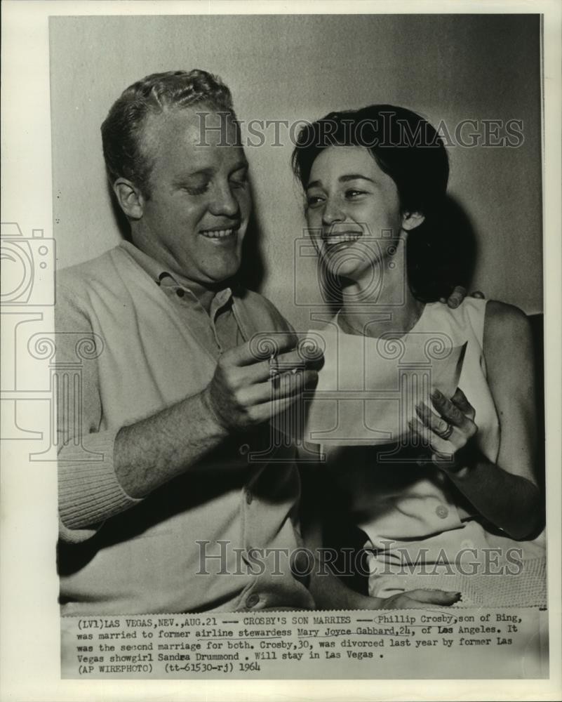 1964 Press Photo Phillip Crosby and Mary Joyce Gabbard hold marriage license