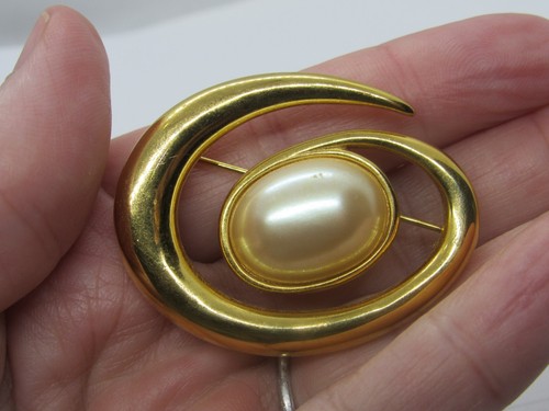 Vtg Monet Gold Tone and White Faux Pearl Swirled Pin Brooch Modernistic 1 3/4" - Picture 5 of 5