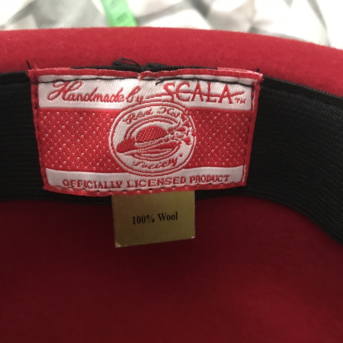 Red Hat Society Scala Woman