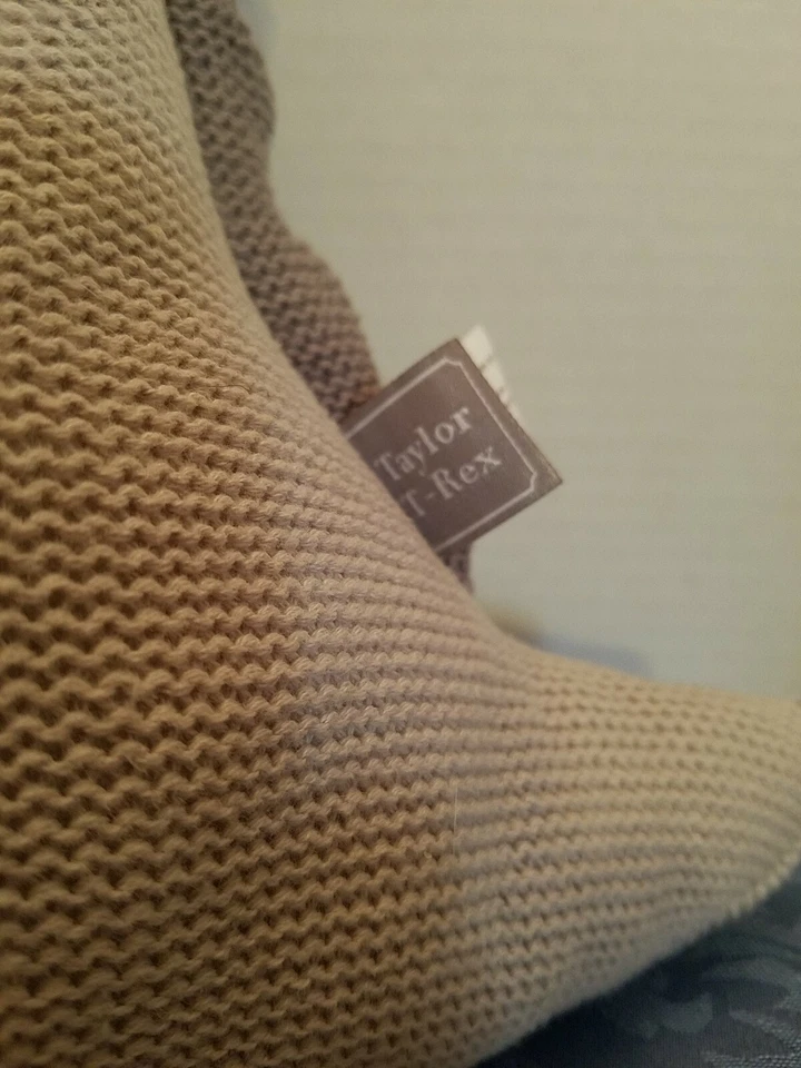 FIGURA MUÑECA DE PELUCHE LIVING TEXTILES T-REX TAYLOR TEJIDO GRIS BEBÉ DINOSAURIO SONAJERO Foto 4 de 4