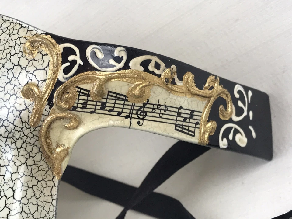 Máscara de mascarada dorada de música Foto 3 de 4