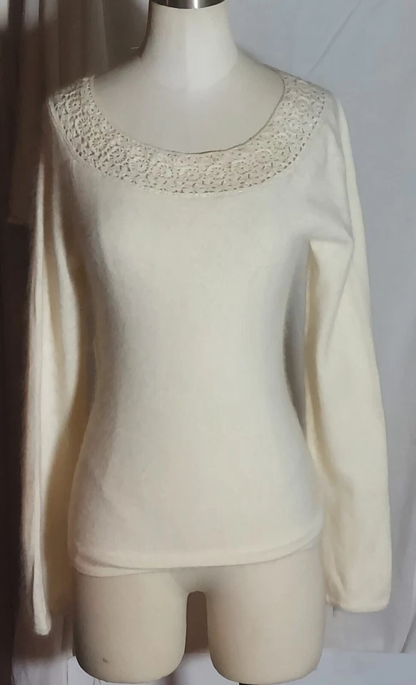 Suéter Bebe Off White Mezcla Angora con Brillante Detalle de Crochet Suéter Talla S Foto 2 de 3