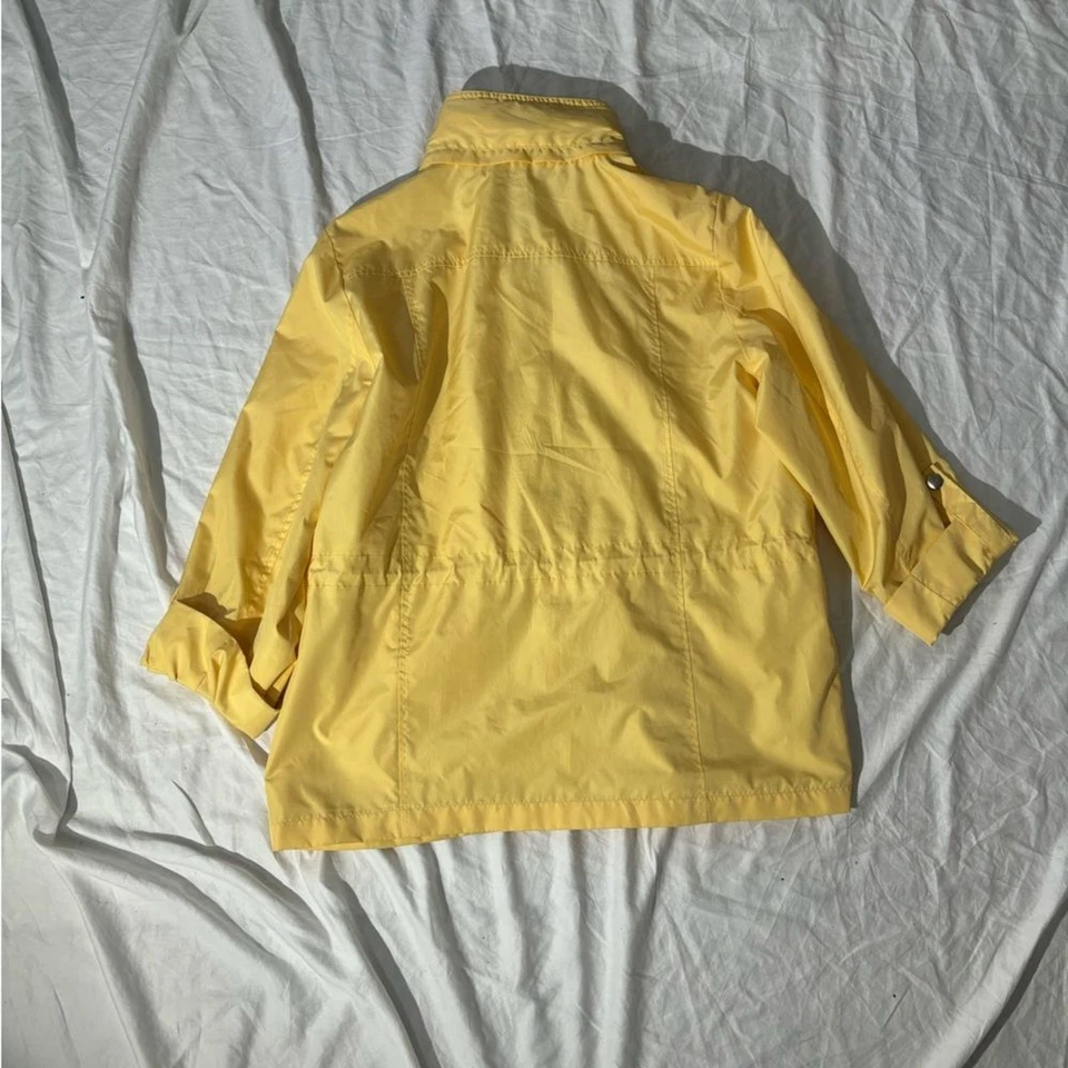 Chaqueta cortavientos ligera amarilla Karen Scott Sport para mujer talla grande Foto 4 de 4