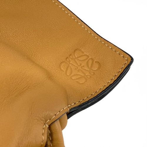 Pochette media pochette Loewe Flamenco marrone chiaro nappa vitello - Foto 12 di 15