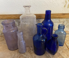 Antiguo vintage lavanda y azul cobalto, medicina, alcohol, farmacia - Lote de 7 botellas