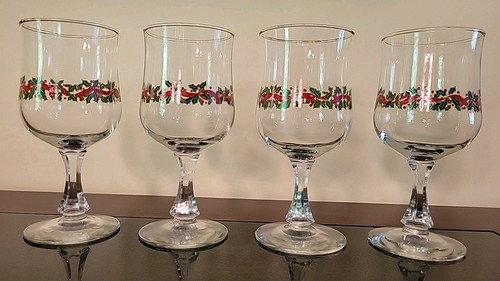 Vintage Libby Christmas Wine Glasses, Gold Rims, With Holly, Berries and Ribbons - Picture 3 of 9