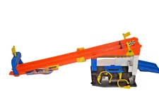 2012 Hot Wheels Rooftop Race Garage Fold & Go Playset (Read)