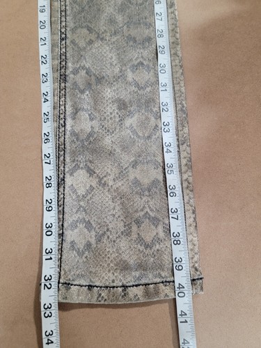 Pantalones de mezclilla ajustados de tiro bajo con estampado de serpiente de gasolina talla 26/2 nuevos con etiquetas - Imagen 8 de 10
