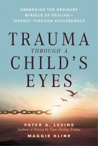 Peter A. Levine Maggie Kline Trauma Through a Child's Eyes (Tascabile)