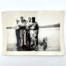 Foto vintage uomini in piedi sul molo ragazzi nel lago kayak canoa pesca fiume anni 40