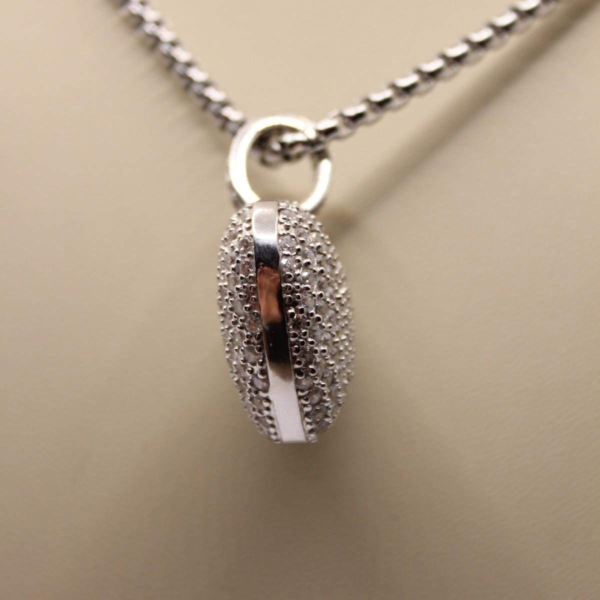 Ciondolo Cuore con pave' di diamanti in oro bianco 18kt Ciondolo Cuore con pave' di diamanti in oro bianco 18kt