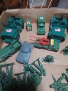 PLASTIC MILITARY  24 SOLDIERS AND VEHICLES  2 JEEPS/ 2 / TRUCKS/PICKUPS/LAUNCHER