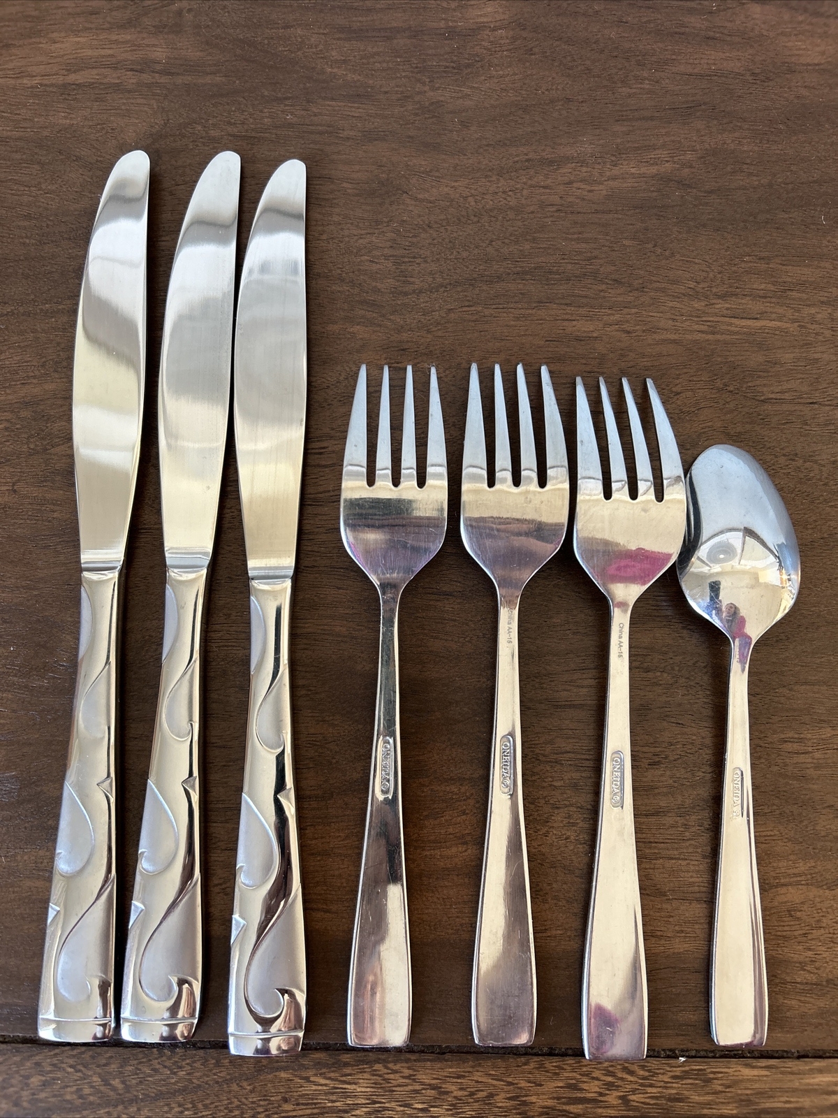 Oneida Stainless Flatware Tuscany Pattern Forks Knives Spoon set of 7