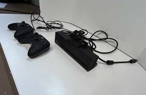 Microsoft Xbox One Kinnect Black Sensor Bar Model 1520 Power 2 Wired Controllers - Picture 2 of 14