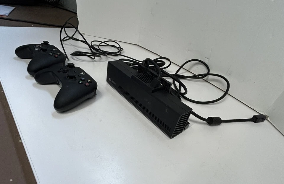 Controles com fio Microsoft Xbox One Kinnect preto barra sensor modelo 1520 Power 2 - Imagem 2 de 4