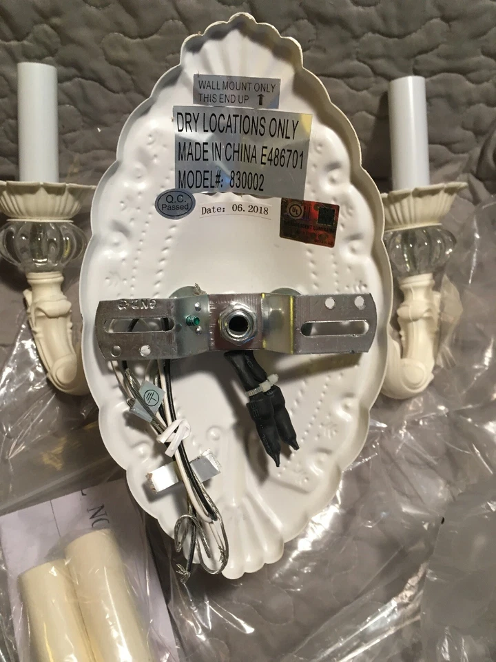 Aplique de pared torreta de metal blanco Jubilee de 2 brazos modelo #830002 Foto 4 de 4