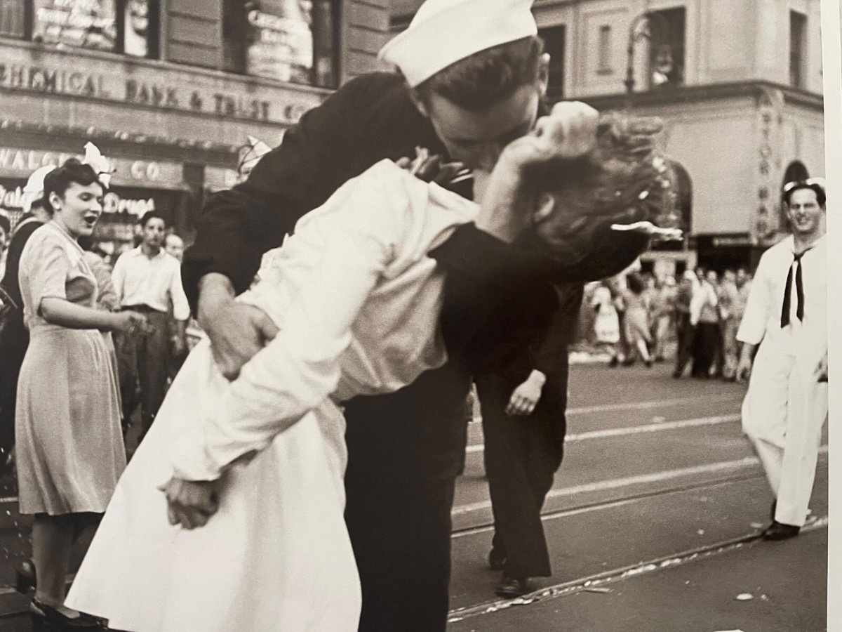 Kissing the War Goodbye, V-J Day August 14, 1945 | Boca do Lobo's