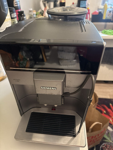 Siemens EQ.6 plus s100 Kaffeevollautomat schwarz/silber Milchaufschäumer Display