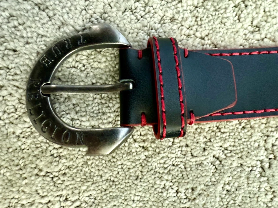 Cinturón negro True Religion para hombre con hebilla de herradura con costuras rojas talla 30 Foto 2 de 4