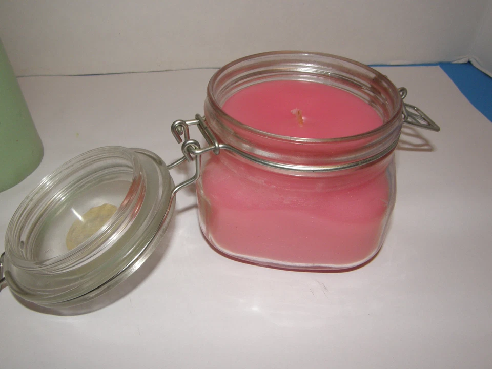  SET OF 1 STRAWBERRY SCENTED CANDLE  AND GREEN GRASS SCENTED CANDLE  - Image 3 of 4