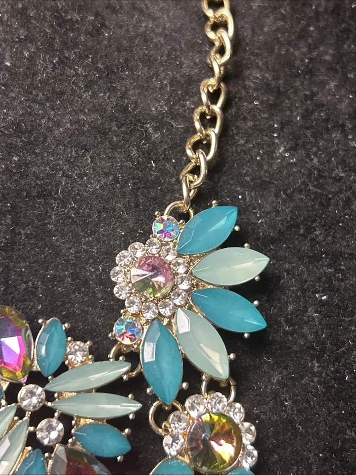 娜塔莎五颜六色的水晶花卉围兜声明项链金色  — 第 3/4 张图片