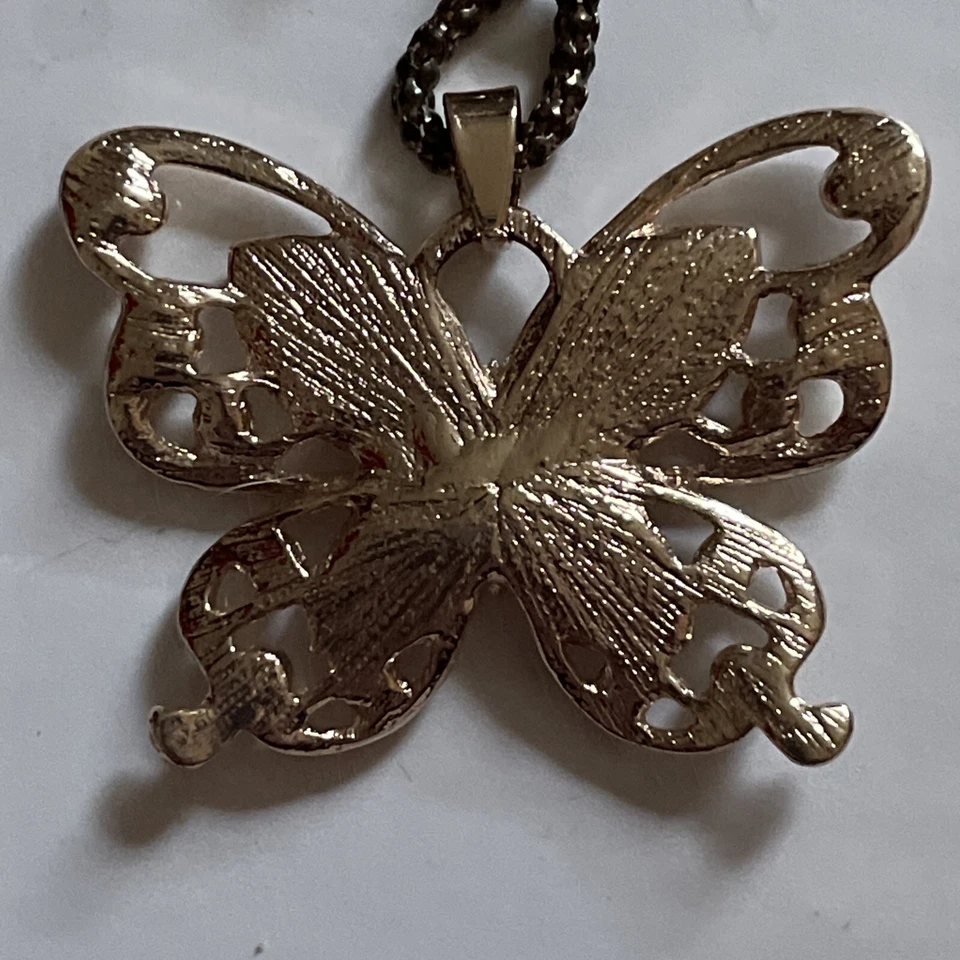 Collar colgante mariposa tono ópalo rosa y oro rosa claro cadena es descolorido Foto 2 de 4