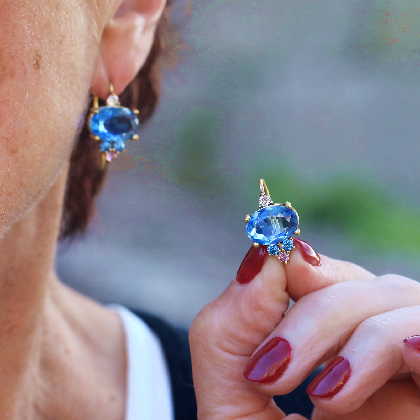 Boucles d'oreilles dormeuses hypoallergéniques dorées à verre ovale bleu pour femmes