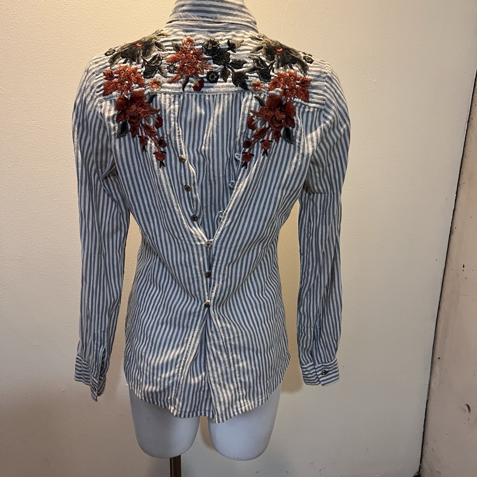 Johnny Was Workshop Embroidered Button Down Shirt… - image 5