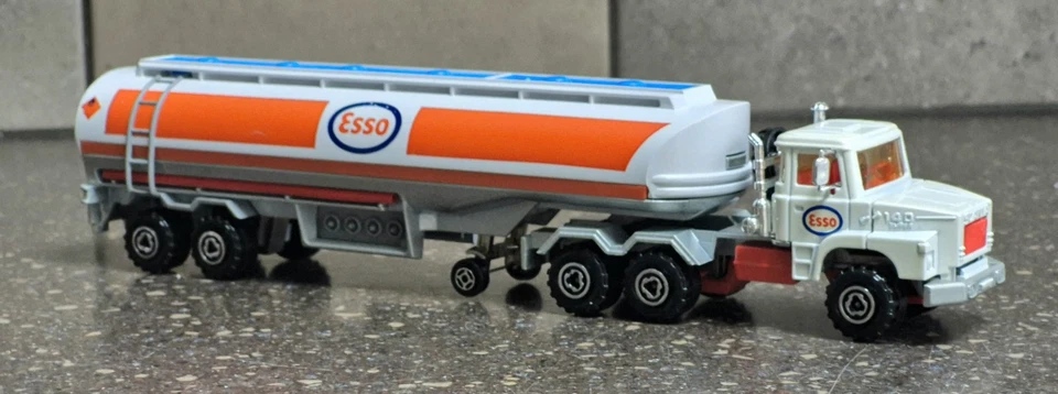 Camión cisterna Majorette 364 Scania 'Esso' gas/petróleo/combustible serie 3000 escala 1:50 Foto 3 de 4
