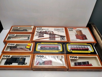 Vintage HO Scale Train Lot of 8 Train Cars + 2 Building Sets TYCO BACHMANN NEW