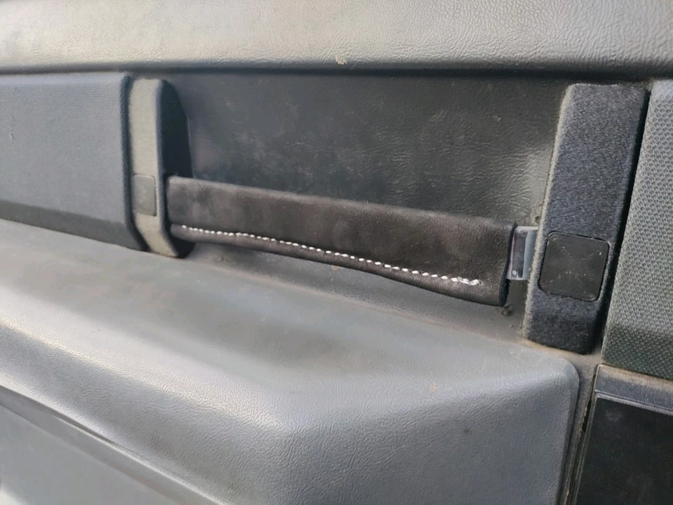 Tirador de puerta interior de cuero genuino hecho a mano Chevy/GMC 88-89 C/K manija de correa Foto 2 de 2