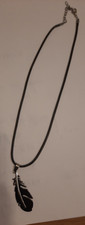 Halsband mit Anhänger Feder