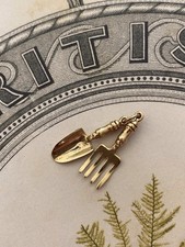 Vintage 9CT Gold Folk & Trowel Charm 2.2g