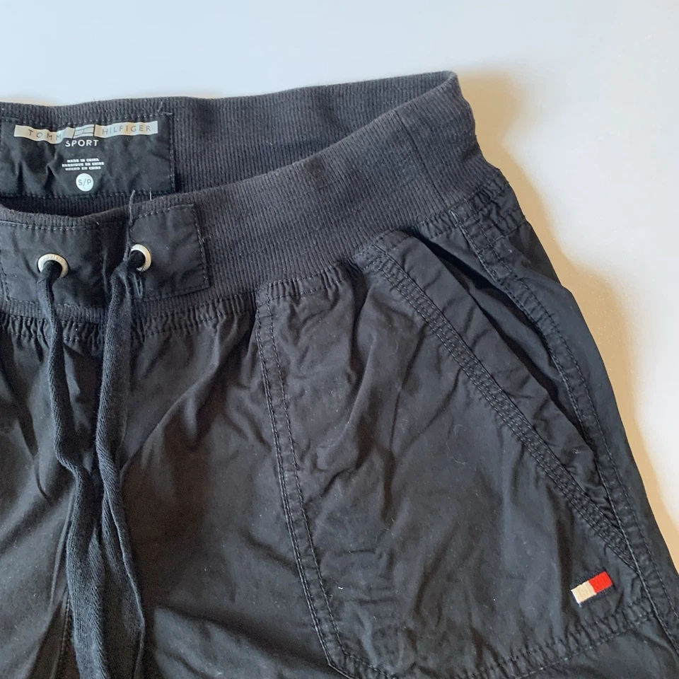 Pantalones Cortos Deportivos Tommy Hilfiger Para Mujer Talla Pequeña Negros Puño Redondo Híbrido Pantalones Cortos Foto 4 de 4