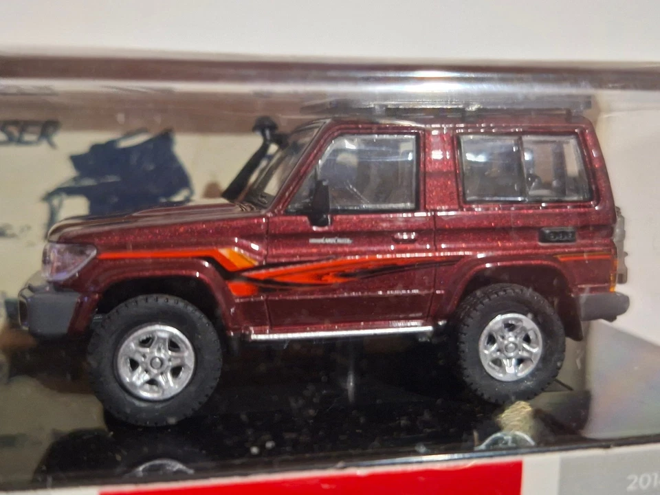 Para64 2014 Toyota Land Cruiser 71, red with roof rack   (NP31) - Photo 2/4