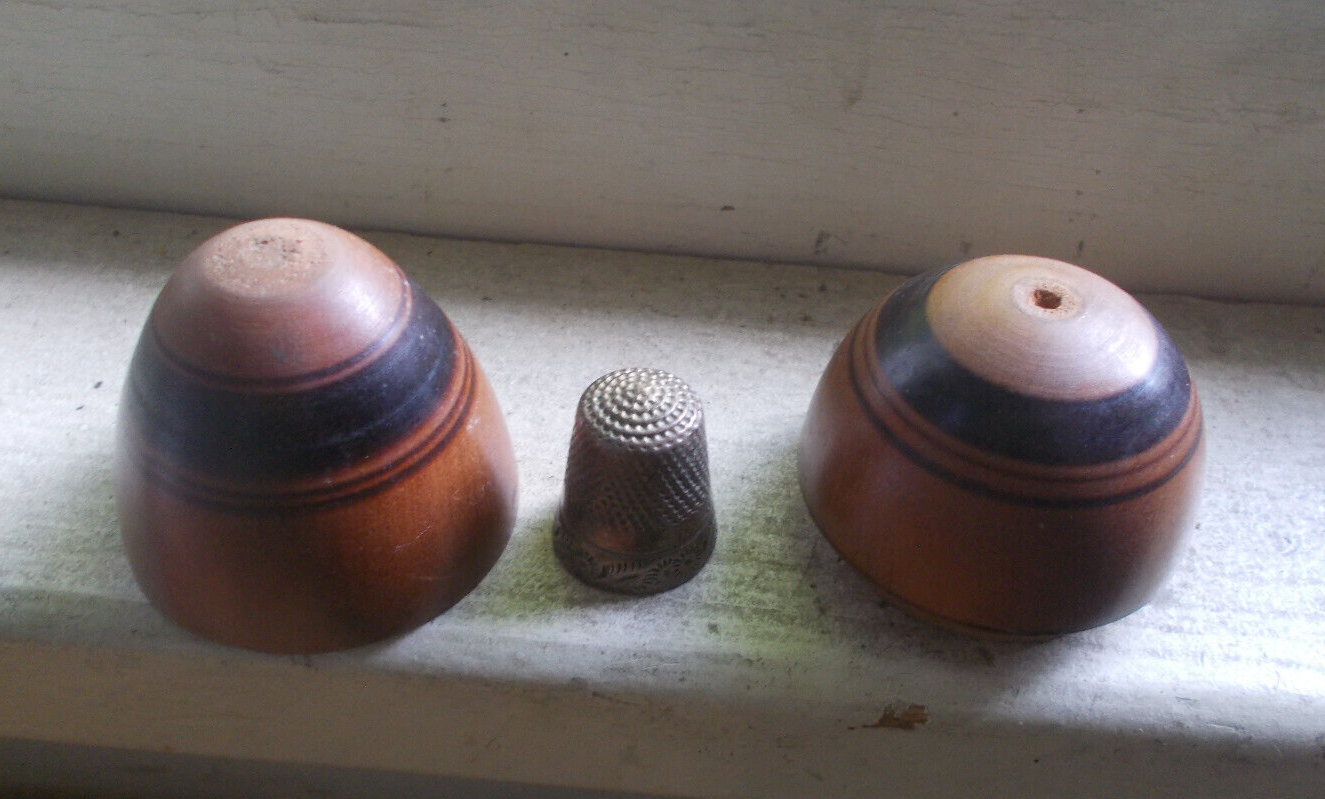 ANTIQUE WOOD TREENWARE EGG THIMBLE HOLDER WITH 1800s BRASS THIMBLE