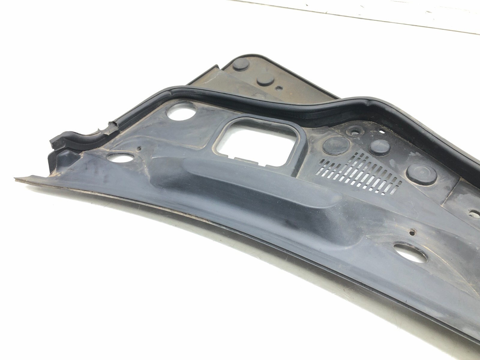 2014-2019 MASERATI GHIBLI SQ4 FRONT WINDSHIELD WIPER COWL PANEL OEM.