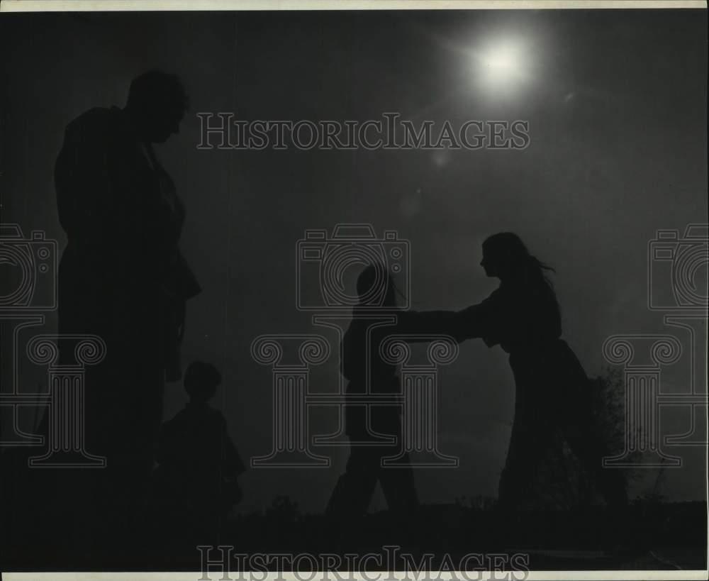 1971 foto de prensa silueta de compañeros de combate practicando judo - nob61612