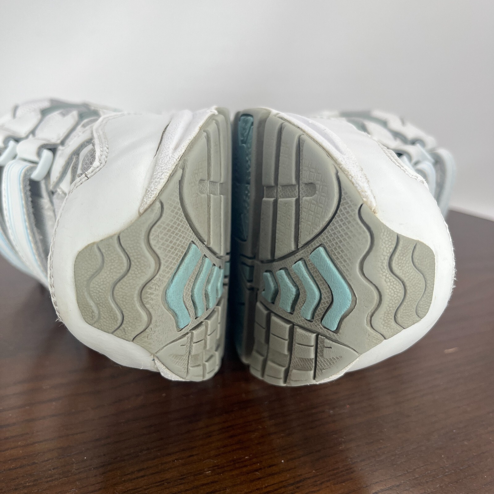 Vionic Tabi Shoes Women's 9 Wide White Gray Leather Double Strap Walking Sneaker